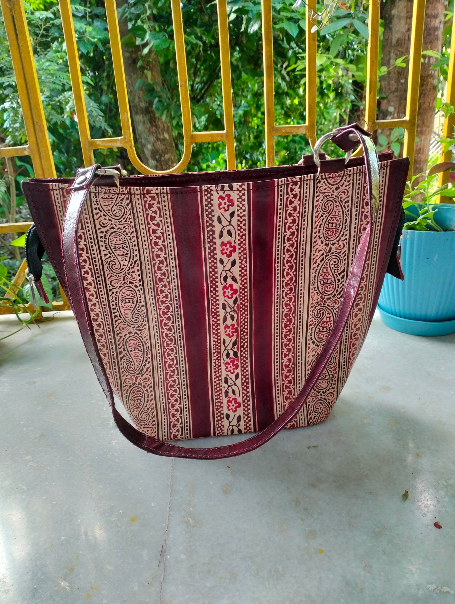Traditional Shantiniketan Handbag – Handcrafted Ethnic Art from Bengal
