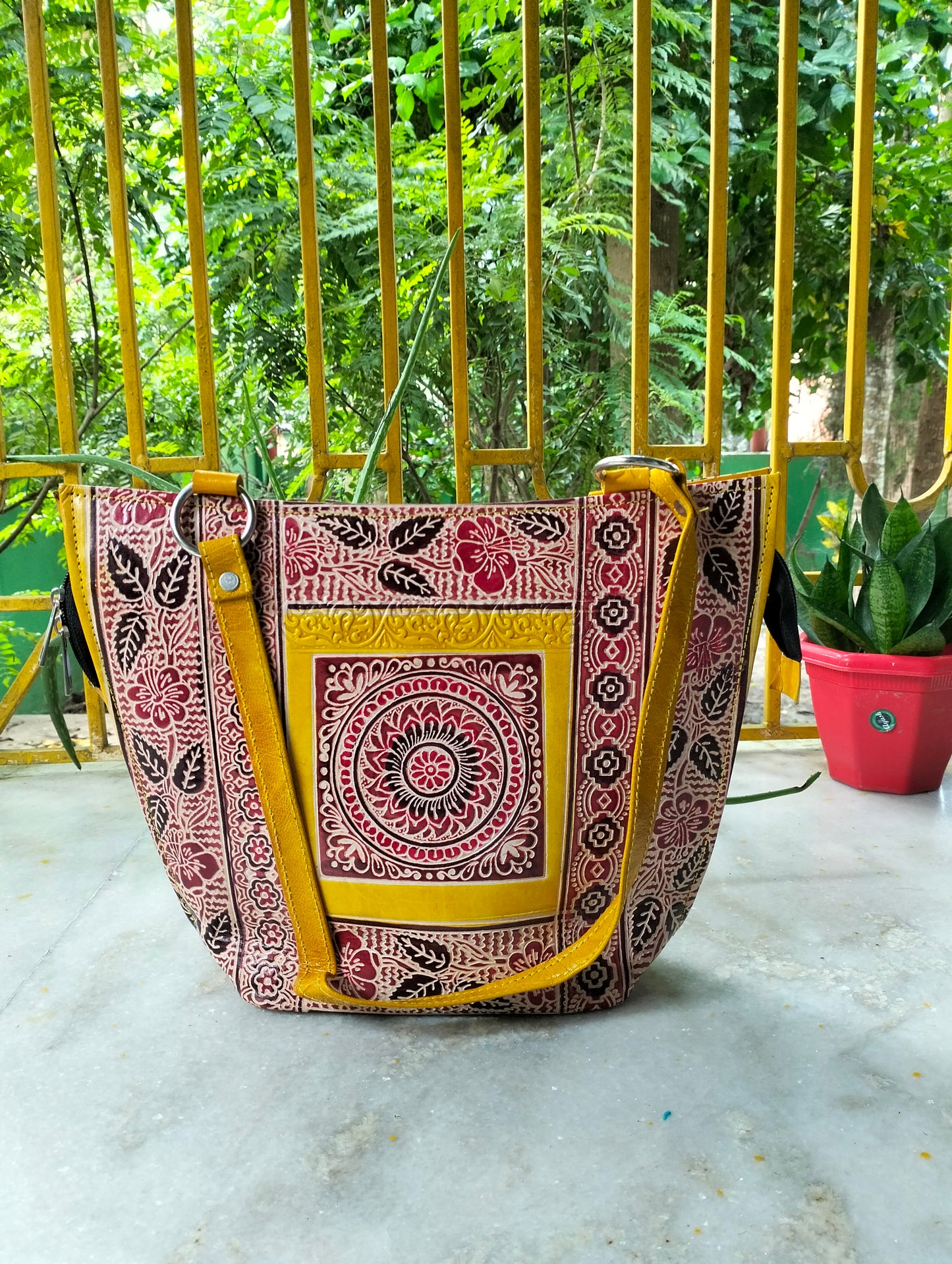 Traditional Shantiniketan Style Shoulder Bag – Spacious Handcrafted Bag Showcasing the Heritage of Bengal