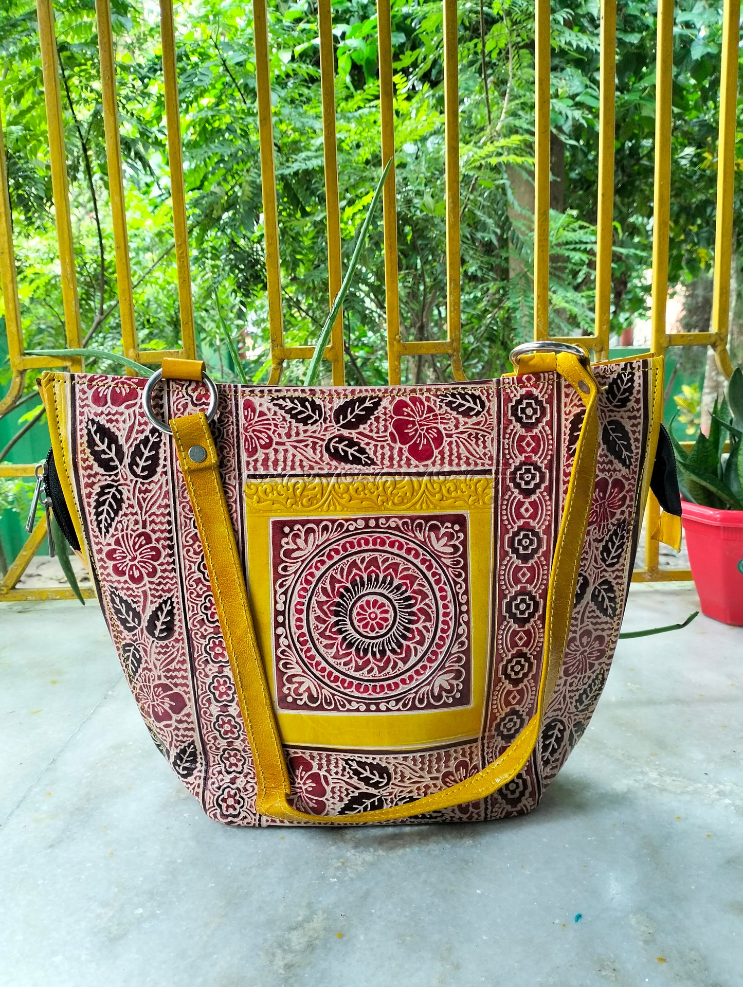 Traditional Shantiniketan Style Shoulder Bag – Spacious Handcrafted Bag Showcasing the Heritage of Bengal